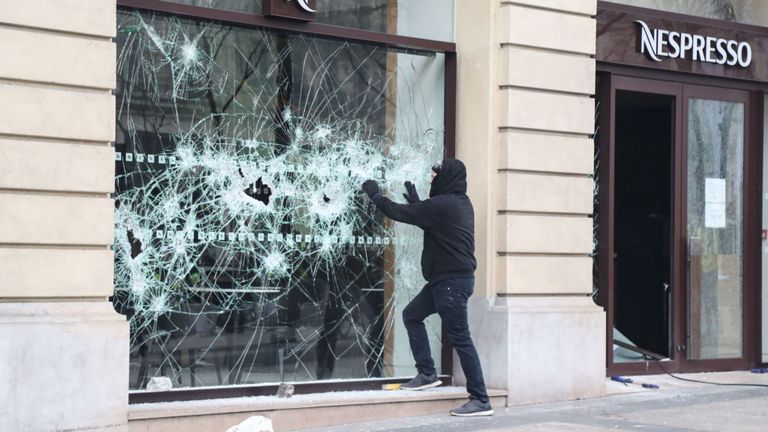 La vitrine d'un magasin Nespresso est brisée