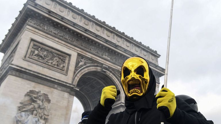 Un manifestant près de l'Arc de Triomphe