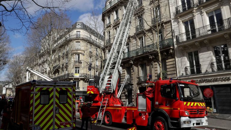 La femme et l'enfant ont dû être sauvés du deuxième étage