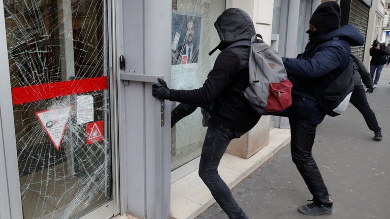 Des manifestants défoncent l'extérieur d'une banque