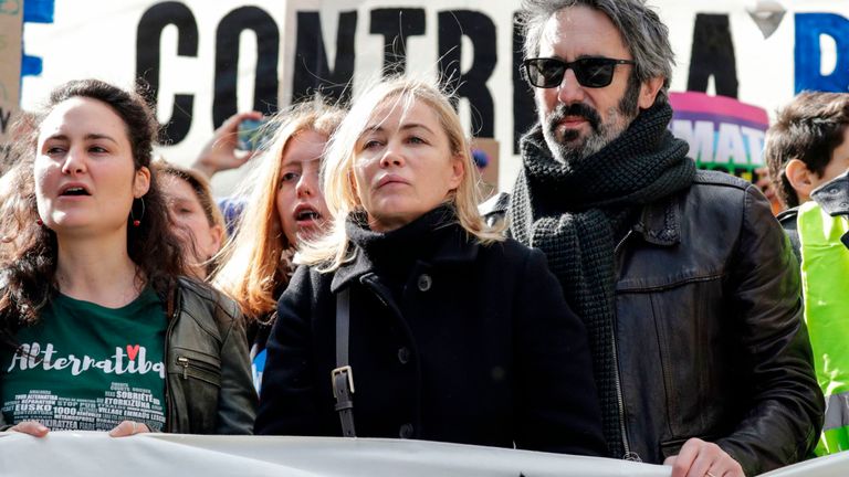 Emmanunelle Beart (au centre), star de Manon des Sources, a participé à la marche