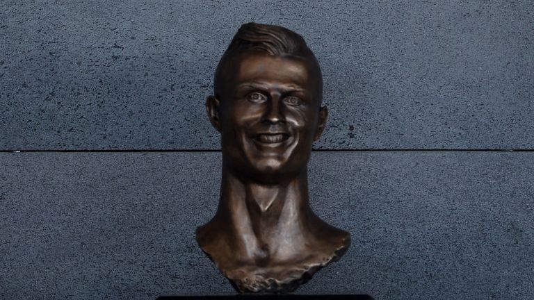 Un buste de Cristiano Ronaldo a provoqué une tempête sur Internet