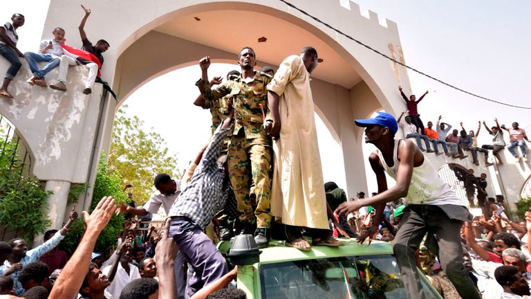 Les manifestants se rassemblent devant le ministère de la Défense à Khartoum