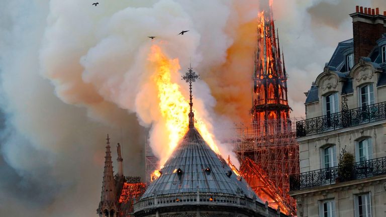L'incendie qui fait rage à la cathédrale parisienne