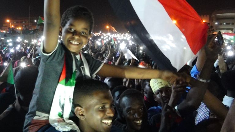Un enfant brandit un drapeau lors de manifestations dans la capitale soudanaise, Khartoum