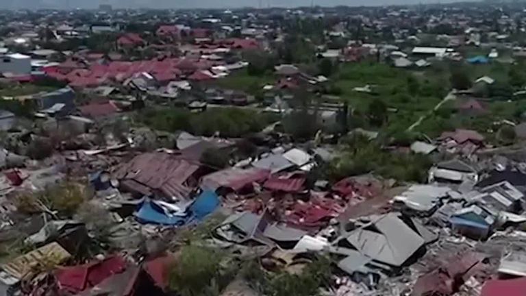Un drone volant à basse altitude montrant des destructions dans la zone de Petobo, dans la ville de Palu, qui a subi de gros dégâts lors de la catastrophe naturelle de la semaine dernière