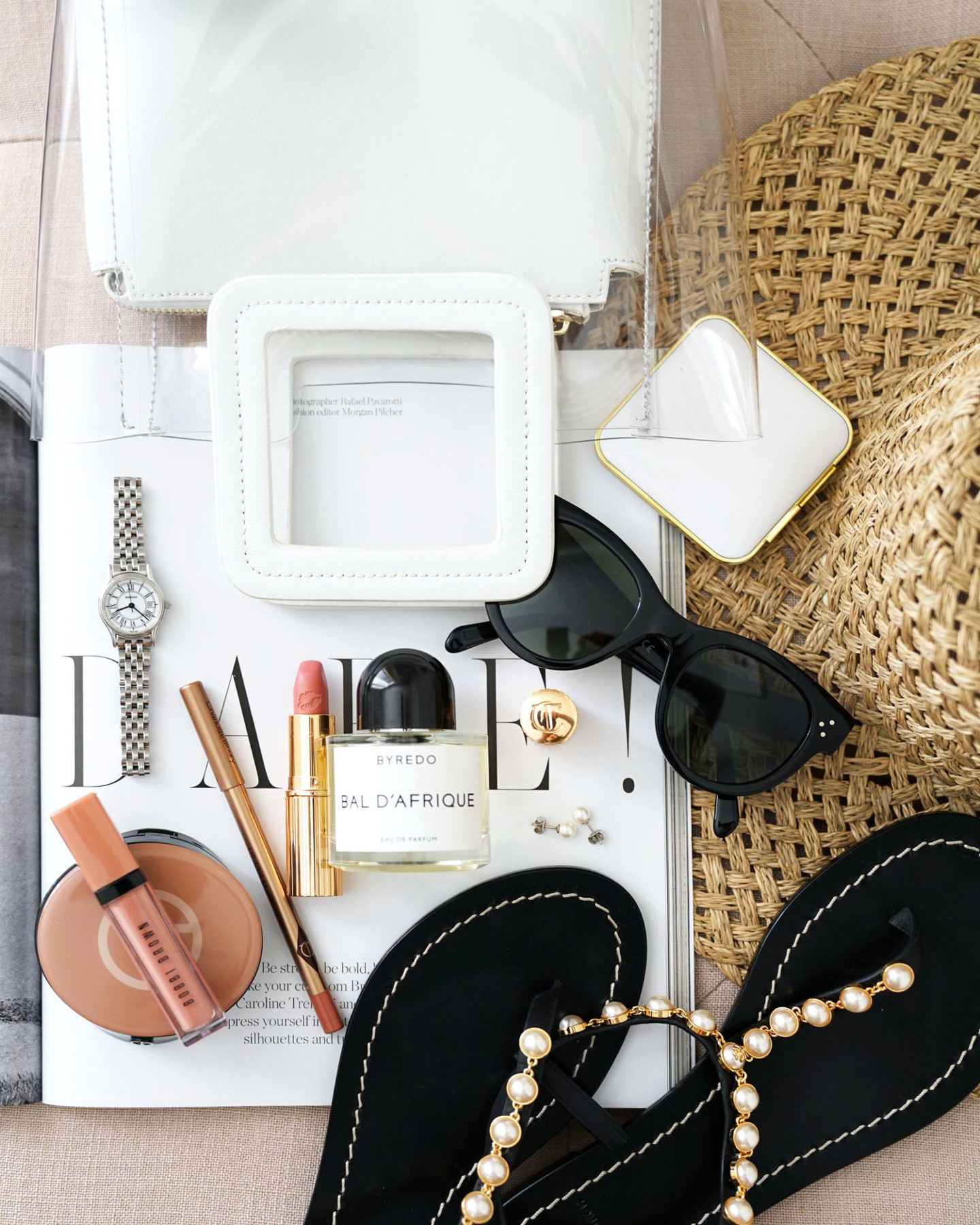 Staud Mini Shirley en sandales blanches et Tory Burch Emmy