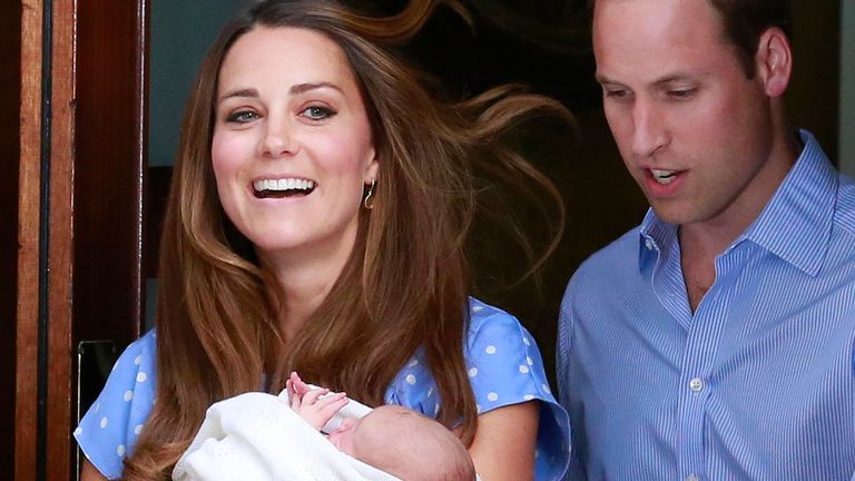Kate et William présentant bébé George au monde en 2013