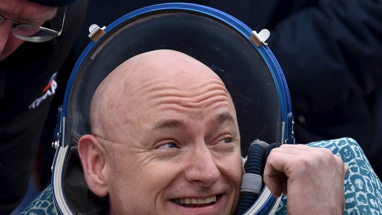 L'astronaute américain Scott Kelly réagit peu après son atterrissage près de la ville de Dzhezkazgan