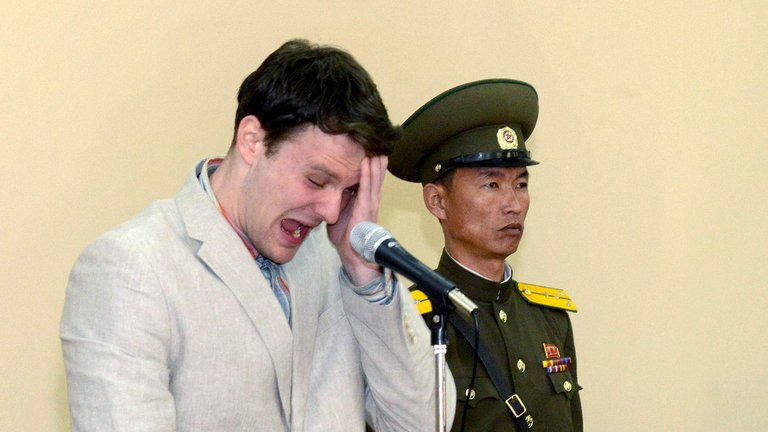 La photo de KCNA montre l'étudiant américain Otto Warmbier pleurant devant un tribunal dans un lieu inconnu en Corée du Nord