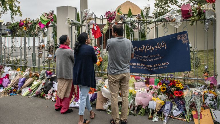 Christchurch, Nouvelle-Zélande - 23 mars: les gens se rassemblent devant la mosquée Al Noor après sa réouverture officielle suite à l'attaque de la semaine dernière, le 23 mars 2019 à Christchurch, en Nouvelle-Zélande. 50 personnes ont été tuées et des dizaines d'autres blessées à Christchurch le vendredi 15 mars lorsqu'un homme armé a ouvert le feu sur les mosquées Al Noor et Linwood. L’attaque est le pire tir de masse de l’histoire de la Nouvelle-Zélande. (Photo de Carl Court / Getty Images)