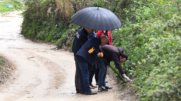 Des experts légistes recherchent des preuves près du village de Rinas, près de Tirana, après le vol
