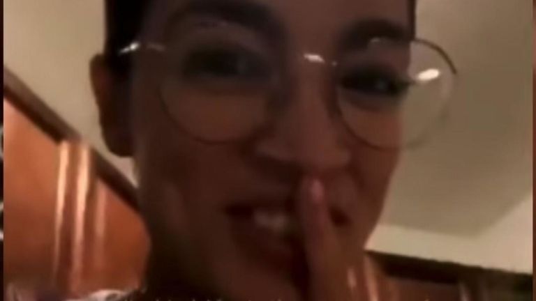 Alexandria Ocasio-Cortez sur Instagram en direct