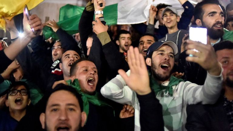 Les Algériens célèbrent après que l'ancien président algérien, Abdelaziz Bouteflika, ait informé le Conseil constitutionnel de sa démission, à Alger, le 2 avril 2019. - Bouteflika a informé le Conseil constitutionnel qu'il démissionnait aujourd'hui, a annoncé la télévision d'Etat. m'a dit. Bouteflika a officiellement informé le Conseil constitutionnel de la fin de son mandat de président de la République & # 39; à partir de mardi, a déclaré un téléscripteur à la télévision, peu après le chef de l'armée a demandé
