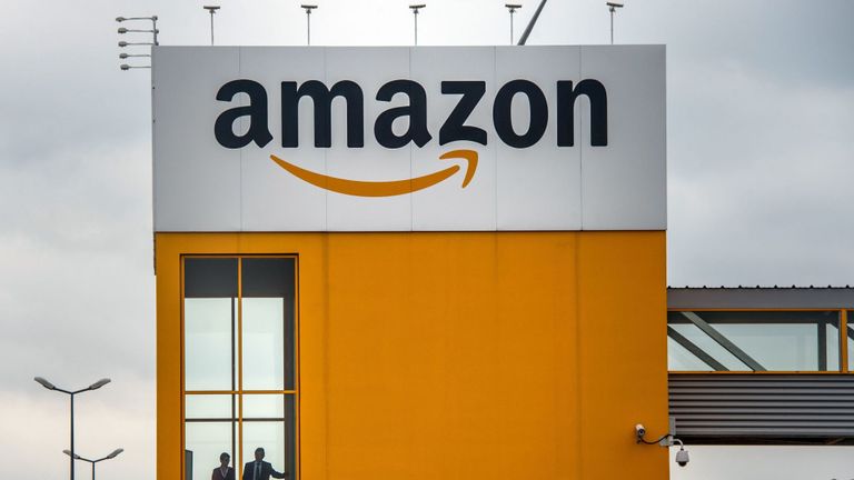 Une photo prise le 11 avril 2015 à Lauwin-Planque, dans le nord de la France, montre un site de la société de commerce électronique Amazon. PHOTO AFP PHILIPPE HUGUEN / PHOTO AFP / Philippe HUGUEN (Le crédit photo devrait correspondre à PHILIPPE HUGUEN / AFP / Getty Images)
