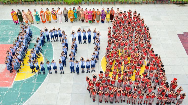 Les élèves et les enseignants indiens se présentent sous la forme du numéro 100 et du numéro 39. le vendredi