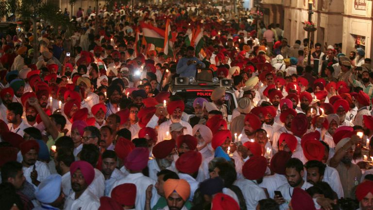 Une veillée aux chandelles rend hommage au mémorial de Jallianwala Bagh vendredi soir