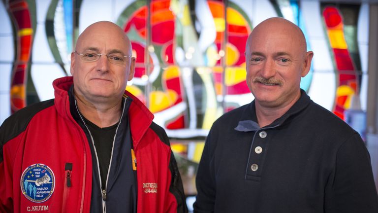 L'astronaute Scott Kelly (à gauche) et sa double marque