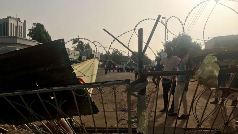Une barricade de barbelés dans une rue de Khartoum