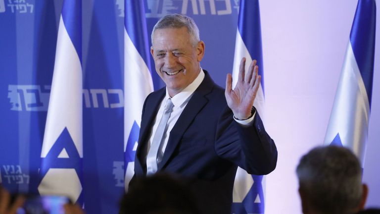 Benny Gantz, homme politique centriste israélien et challenger du Premier ministre israélien, réagit après une déclaration prononcée devant la ville côtière de Tel Aviv le 21 février 2019, en prévision des élections générales du 9 avril.