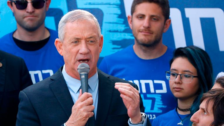 Le général israélien à la retraite Benny Gantz, l'un des dirigeants de l'alliance politique bleue et blanche (Kahol Lavan), prend la parole lors d'un événement de campagne dans la ville côtière de Tel Aviv le 8 avril 2019, un jour avant les élections. (Photo de JACK GUEZ / AFP) (Le crédit photo devrait correspondre à JACK GUEZ / AFP / Getty Images)