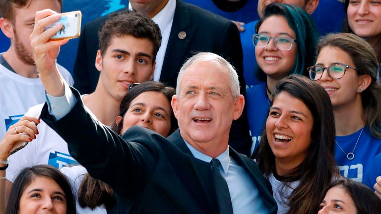 Le général israélien à la retraite Benny Gantz, l'un des dirigeants de l'alliance politique bleue et blanche (Kahol Lavan), prend une photo avec ses partisans lors d'une campagne électorale dans la ville côtière de Tel Aviv le 8 avril 2019, un jour avant la sondages électoraux. (Photo de JACK GUEZ / AFP) (Le crédit photo devrait correspondre à JACK GUEZ / AFP / Getty Images)