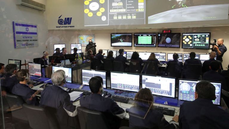 Des membres du vaisseau spatial israélien Beresheet dans la salle de contrôle de Yahud en Israël 