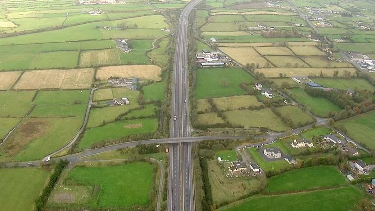 Le gouvernement irlandais dit qu'il discute des options pour la frontière avec l'UE