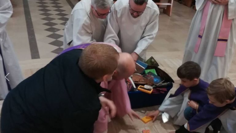 Les prêtres et les enfants avec certains des livres. Pic: Fondation Facebook / SMS du ciel