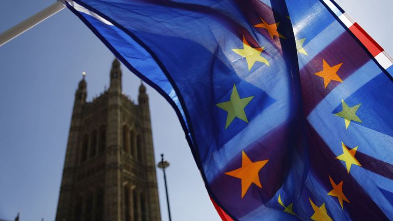Un activiste agite une combinaison de drapeaux de l'Union et de l'Union européenne près du Parlement, dans le centre de Londres, le 10 avril 2019. - Le négociateur en chef du Brexit, responsable de l'UE, a déclaré mardi que la longueur de tout retard dans le divorce était celle du bloc. peut accorder à la Grande-Bretagne dépendra de ce que le Premier ministre Theresa May apporte à un sommet pressant. (Photo de Tolga AKMEN / AFP) (Le crédit photo devrait correspondre à TOLGA AKMEN / AFP / Getty Images)
