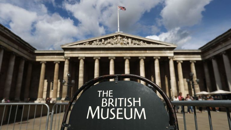 Des panneaux sont photographiés à l'extérieur du British Museum, dans le centre de Londres, le 24 août 2018. (Photo de Daniel LEAL-OLIVAS / AFP) (Le crédit photo devrait correspondre à DANIEL LEAL-OLIVAS / AFP / Getty Images)

