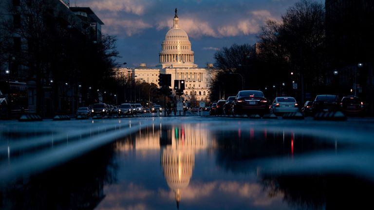 Le soleil se couche sur le Capitole des États-Unis le 22 mars 2019 à Washington, peu de temps après l'annonce de la clôture, par le conseiller spécial Robert Mueller, de son enquête de deux ans sur l'ingérence de la Russie lors de l'élection américaine de 2016
