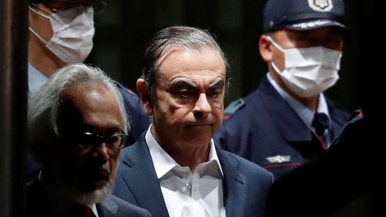 L'ancien responsable de Nissan Motor, Carlos Ghosn, quitte la maison d'arrêt de Tokyo 25/4/2019