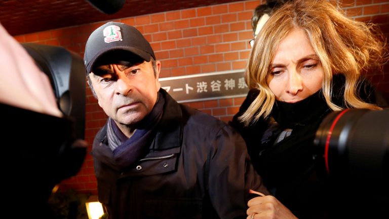 L'ancien président de Nissan Motor Carlos Ghosn accompagné de son épouse Carole Ghosn, arrive à son domicile à Tokyo, Japon, le 8 mars 2019