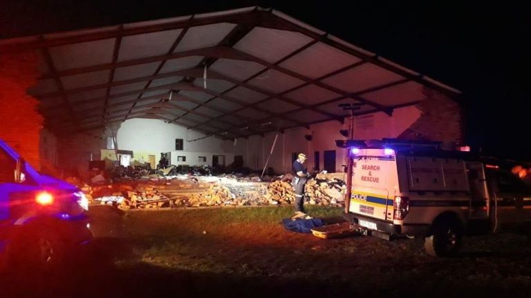 On pense que la pluie et le vent ont provoqué l’effondrement. Pic: Twitter / @_ArriveAlive