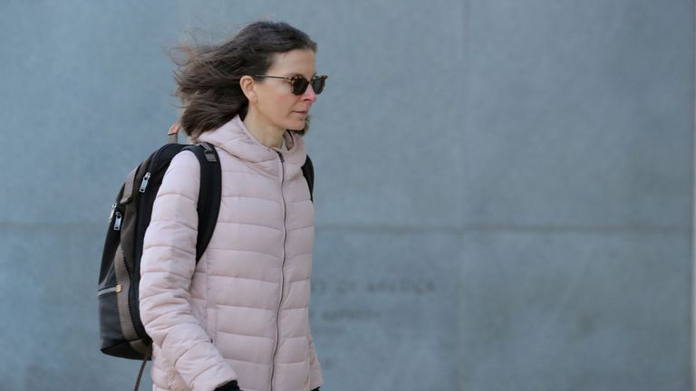 Clare Bronfman a plaidé coupable à deux accusations vendredi pour son rôle dans le groupe NXIVM