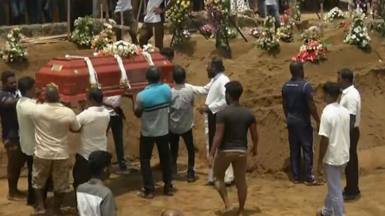 Inhumations massives au Sri Lanka à la suite d'attentats à la bombe terroristes