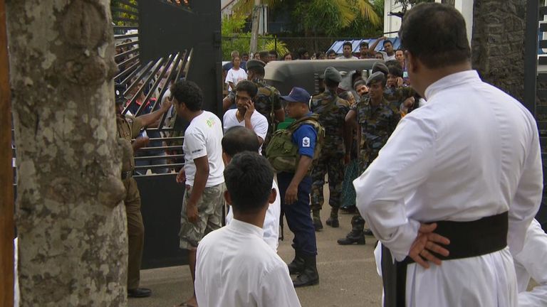 La scène à Negombo près du lieu des attaques un jour après. 