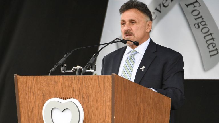 L'ancien directeur de l'école secondaire Columbine, Frank DeAngelis, lors de la cérémonie commémorative Columbine à Clement Park, à Littleton, dans le Colorado, le 20 avril 2019. - Douze étudiants et un enseignant ont été massacrés par deux étudiants lourdement armés, il y a 20 ans, lors de la fusillade du Columbine High School 20 avril 1999. (Photo de Jason Connolly / AFP) (Le crédit photo devrait se lire JASON CONNOLLY / AFP / Getty Images)