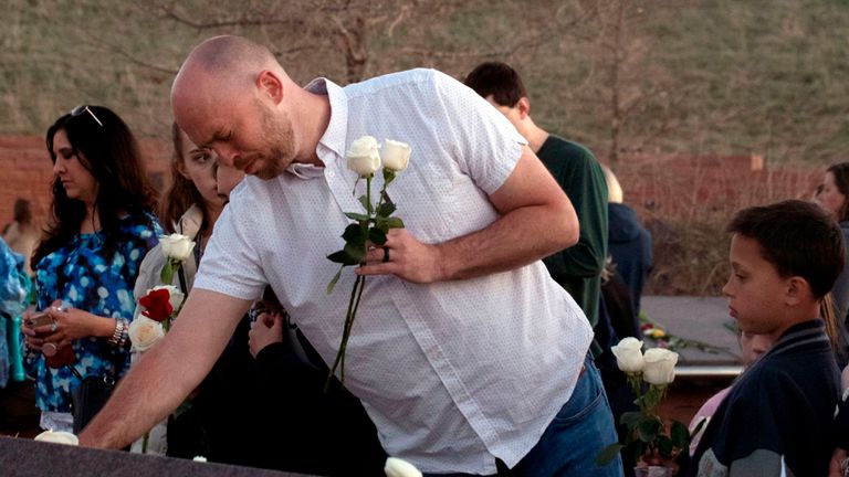 Will Beck, un survivant du massacre du lycée Columbine, réagit en déposant des fleurs sur le monument commémoratif Columbine à Clement Park, à Littleton, dans le Colorado, lors d'une veillée communautaire pour le 20e anniversaire de la fusillade de masse du lycée Columbine le 19 avril 2019. - 12 étudiants et un enseignant ont été massacrés par deux étudiants lourdement armés, il y a près de 20 ans, lors de la fusillade du Columbine High School le 20 avril 1999. (Photo de Jason Connolly / AFP) (Le crédit photographique devrait être JASON CONNOLLY / AFP / Getty 