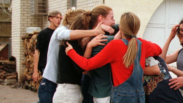 

SHOOTINGRTRO9XJ21 Avril 1999Littleton, USAColombines et amis se précipitent et prennent dans les bras un ami qui vient de s'échapper de l'intérieur du lycée où des hommes armés ont ouvert le feu sur des étudiants terrifiés, tuant peut-être 23 personnes avant de se suicider, a déclaré la police. Jeff Stone, shérif du comté de Jefferson, a déclaré que les hommes armés, étudiants à l'école, avaient été retrouvés morts dans la bibliothèque lors d'une "mission suicide".
