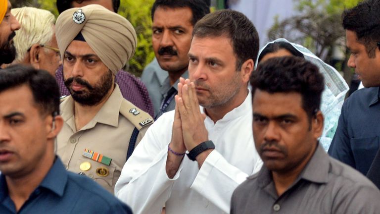 Le président du parti du Congrès national indien, Rahul Gandhi (C), après avoir déposé une couronne