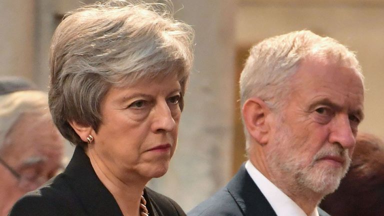 La Première ministre britannique Theresa May (à gauche) et le chef du Parti travailliste de l'opposition Jeremy Corbyn (à droite) assistent à une cérémonie commémorative pour les membres de la Chambre des communes et de la Chambre des lords dans l'église St Margaret à Westminster, en centre-ville Londres, le 6 novembre 2018