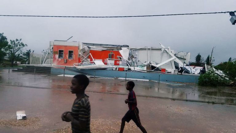 Des enfants passent devant un bâtiment endommagé après le passage du cyclone Kenneth à Pemba