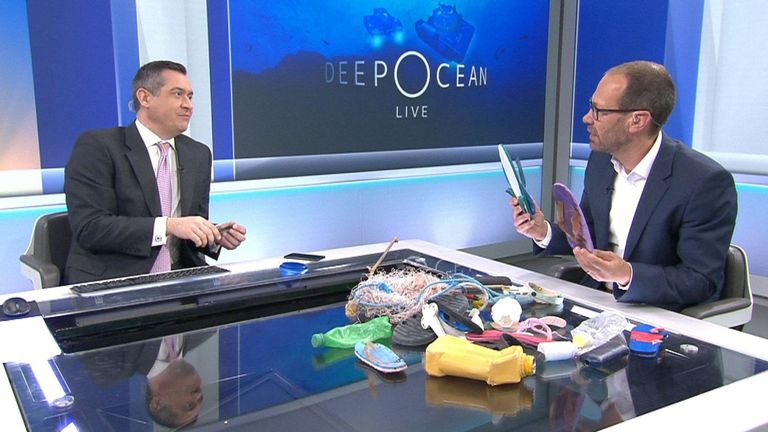 Le correspondant scientifique Thomas Moore a parlé des déchets plastiques qu'il a vus dans les eaux autour des Seychelles.