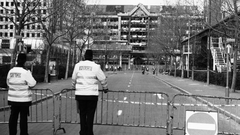 Des policiers en service dans une rue isolée de Canary Wharf, dans les Docklands de Londres, à la suite de l'explosion de la bombe lors du cessez-le-feu de l'IRA, le 15 février 1996. (Photo de Steve Eason / Hulton Archive / Getty Images)