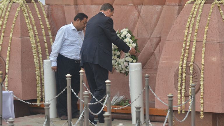 Dominic Asquith (C) dépose une couronne de fleurs en hommage au 100e anniversaire du massacre de Jallianwala Bagh