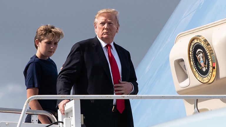 Le président américain Donald Trump et son fils Barron à bord d'Air Force One