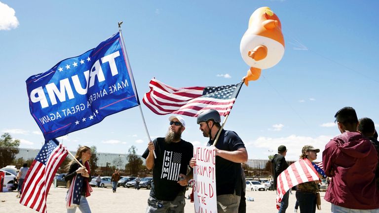 Un bébé Trump & # 39; ballon flottait dans les airs non loin de l'endroit où le président parlait