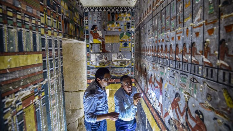 Des experts examinent les marques sur le mur de la tombe près de Saqqarah